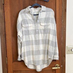 American Eagle Outfitters Gray and Cream Shirt